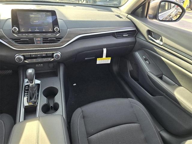 Photo of 2025 Pearl White Tri-Coat Nissan Altima