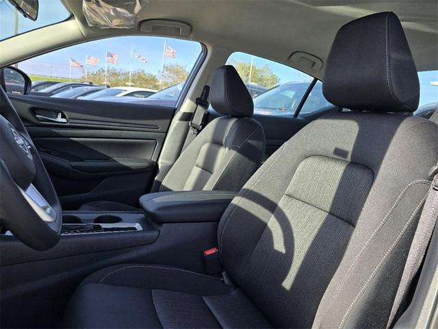 Photo of 2025 Pearl White Tri-Coat Nissan Altima