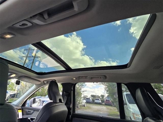 Photo of 2025 Blue Volvo XC90 Plug-In Hybrid