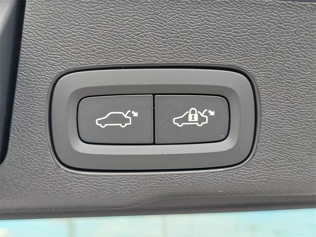 Photo of 2026 Crystal White Volvo XC60