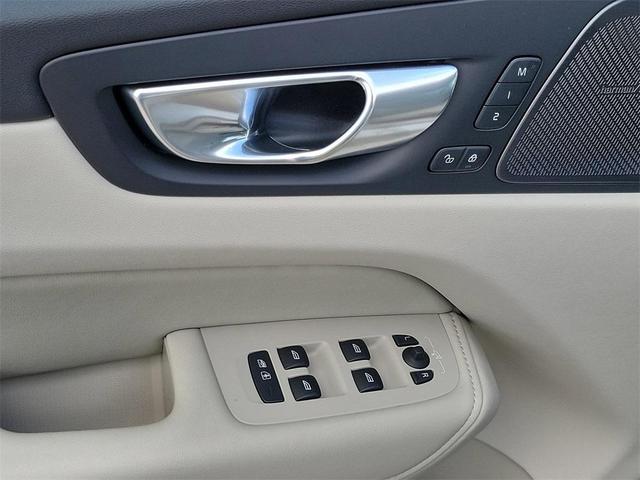 Photo of 2026 Crystal White Volvo XC60