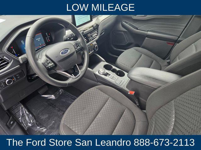 Photo of 2024 Oxford White Ford Escape
