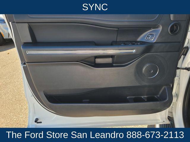 Photo of 2024 Star White Metallic Tri-Coat Ford Expedition