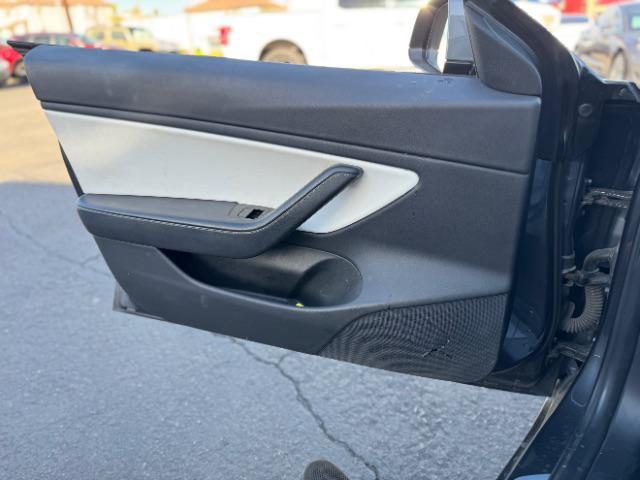 Photo of 2018 Midnight Silver Metallic Tesla Model 3