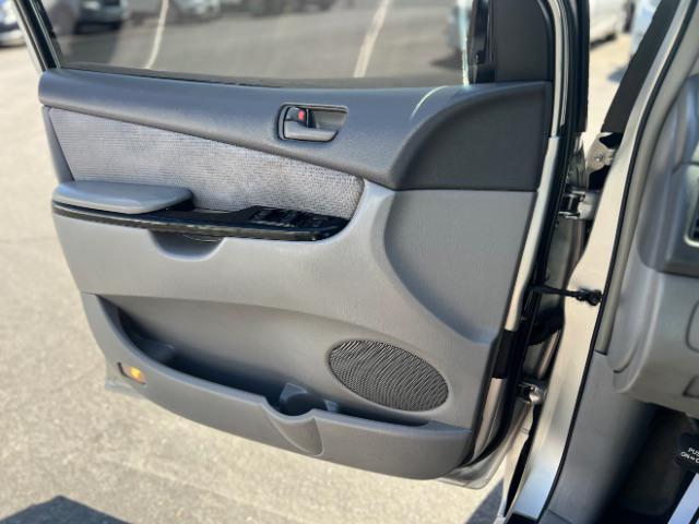Photo of 2005 Desert Sand Mica Toyota Sienna