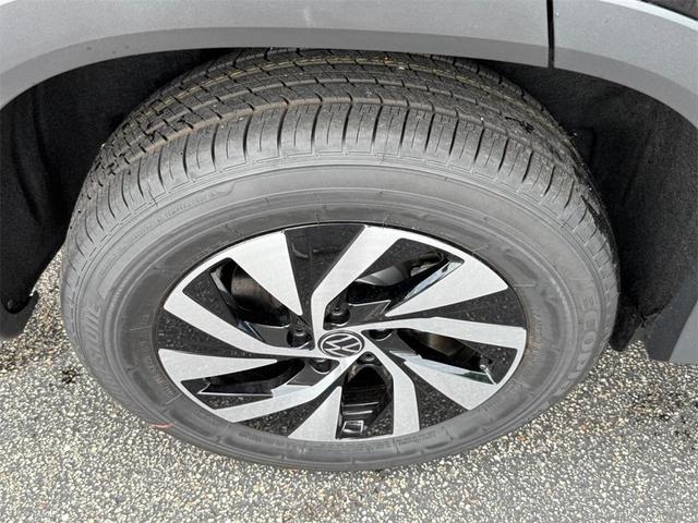 Photo of 2025 Deep Black Pearl Effect Volkswagen Tiguan