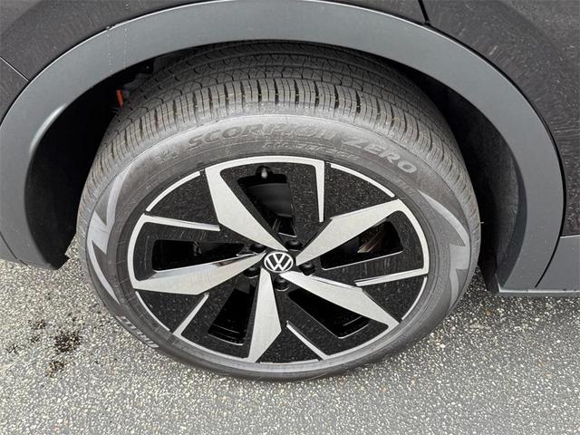 Photo of 2025 Deep Black Pearl Effect Volkswagen ID.4