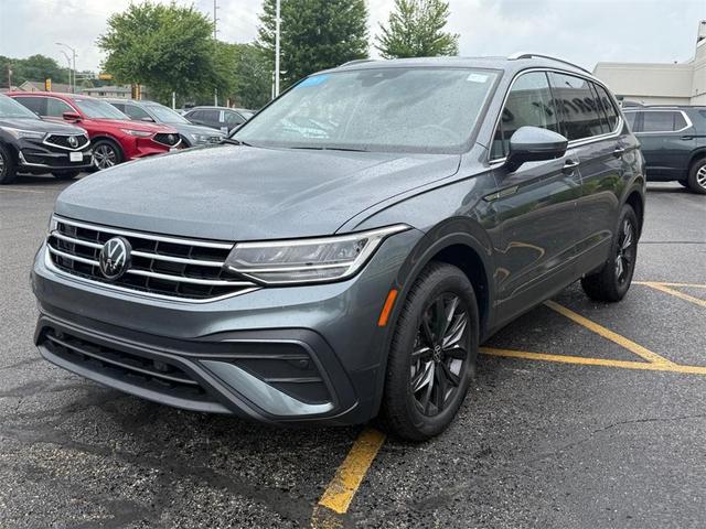 Photo of 2024 Platinum Gray Metallic Volkswagen Tiguan