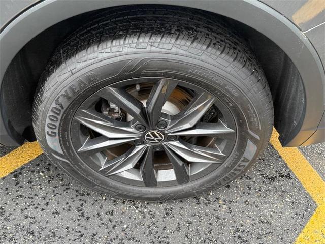 Photo of 2024 Platinum Gray Metallic Volkswagen Tiguan