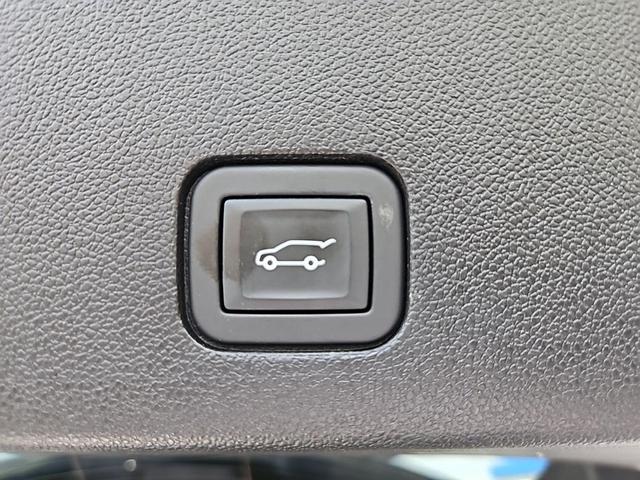 Photo of 2023 Argent Silver Metallic Cadillac XT6