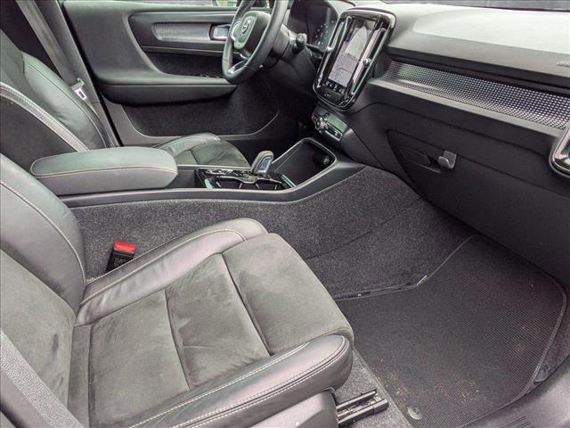 Photo of 2022 Ice White Volvo XC40