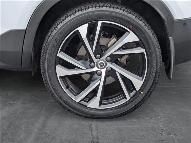 Photo of 2022 Ice White Volvo XC40