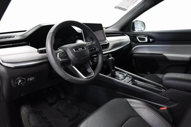 Photo of 2023 Bright White Clearcoat Jeep Compass