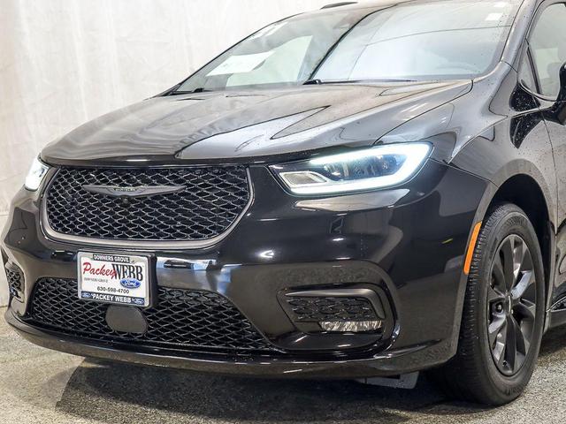 Photo of 2021 Brilliant Black Crystal Pearlcoat Chrysler Pacifica