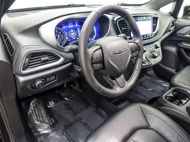 Photo of 2021 Brilliant Black Crystal Pearlcoat Chrysler Pacifica