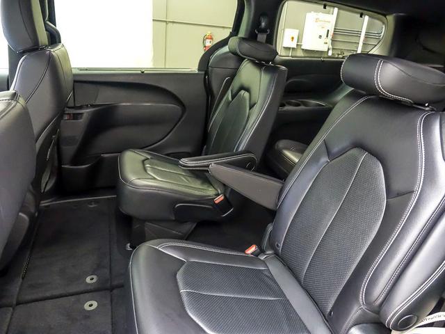Photo of 2021 Brilliant Black Crystal Pearlcoat Chrysler Pacifica