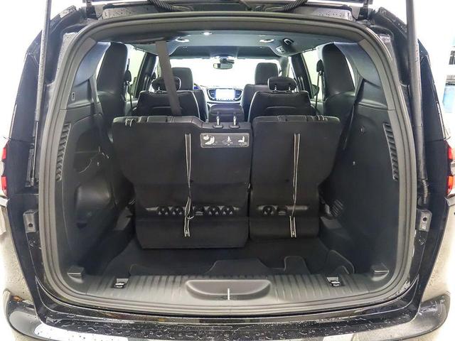 Photo of 2021 Brilliant Black Crystal Pearlcoat Chrysler Pacifica