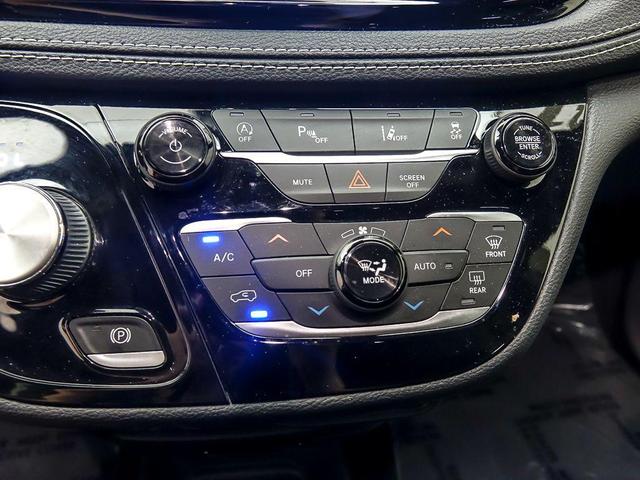 Photo of 2021 Brilliant Black Crystal Pearlcoat Chrysler Pacifica