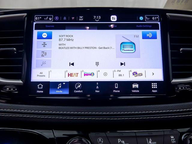 Photo of 2021 Brilliant Black Crystal Pearlcoat Chrysler Pacifica