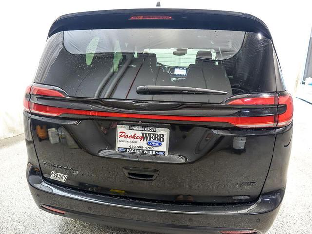Photo of 2021 Brilliant Black Crystal Pearlcoat Chrysler Pacifica