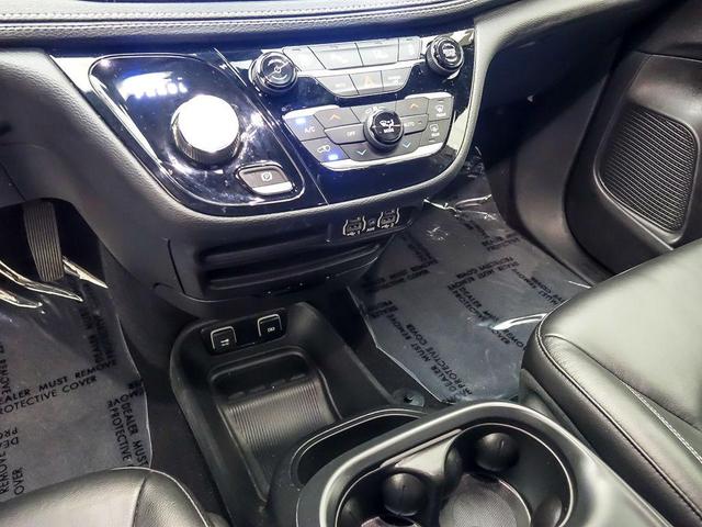 Photo of 2021 Brilliant Black Crystal Pearlcoat Chrysler Pacifica