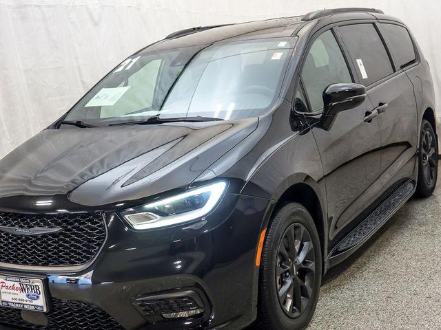 Photo of 2021 Brilliant Black Crystal Pearlcoat Chrysler Pacifica