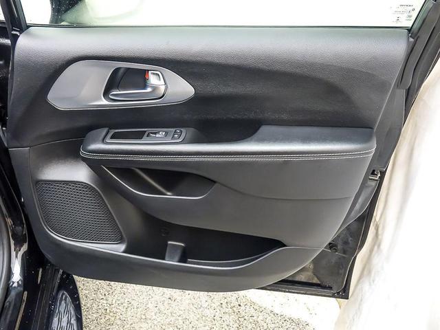 Photo of 2021 Brilliant Black Crystal Pearlcoat Chrysler Pacifica