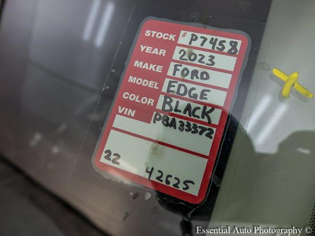 Photo of 2023 Agate Black Metallic Ford Edge