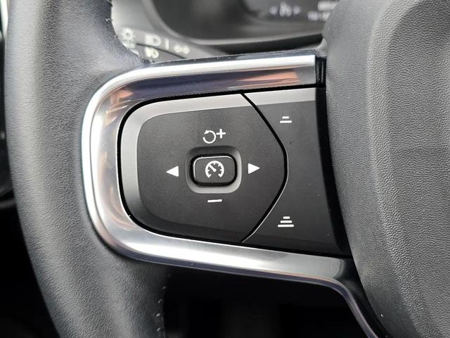 Photo of 2021 Crystal White Metallic Volvo XC40