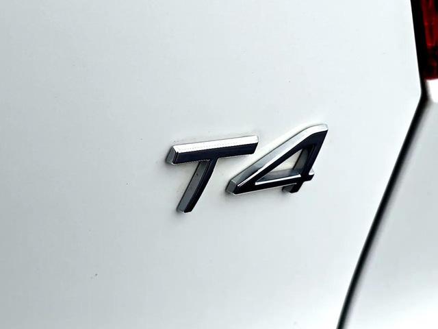 Photo of 2021 Crystal White Metallic Volvo XC40