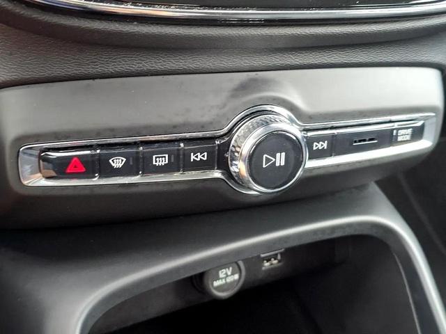 Photo of 2021 Crystal White Metallic Volvo XC40