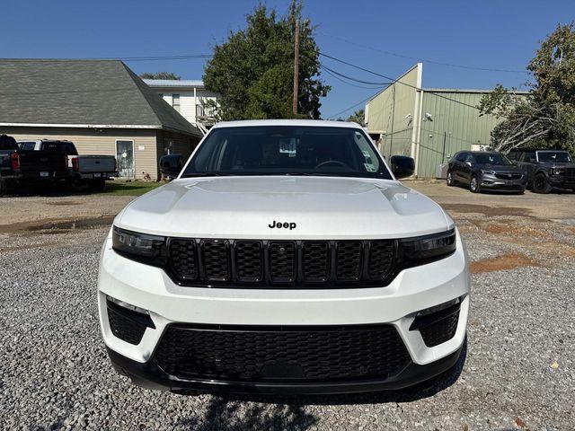 Photo of 2023 Bright White Clearcoat Jeep Grand Cherokee