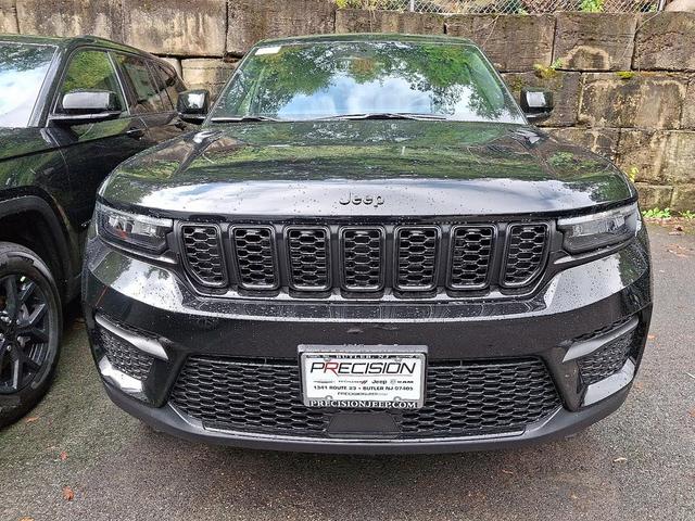 Photo of 2025 Diamond Black Crystal Pearlcoat Jeep Grand Cherokee