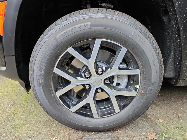 Photo of 2025 Diamond Black Crystal Pearlcoat Jeep Grand Cherokee L