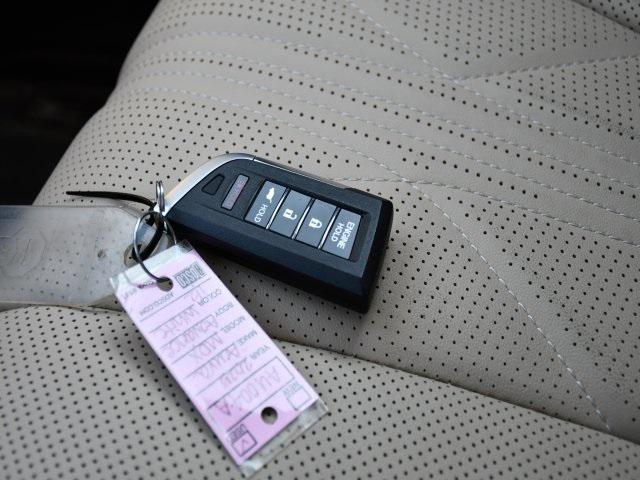 Photo of 2025 Platinum White Pearl Acura MDX