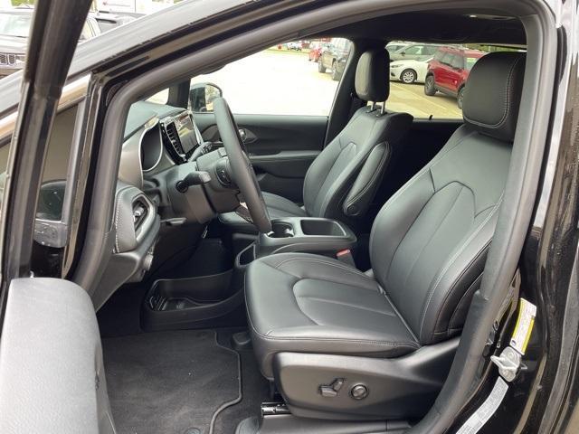 Photo of 2025 Diamond Black Chrysler Pacifica Hybrid