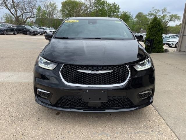Photo of 2025 Diamond Black Chrysler Pacifica Hybrid