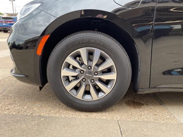 Photo of 2025 Diamond Black Chrysler Pacifica Hybrid