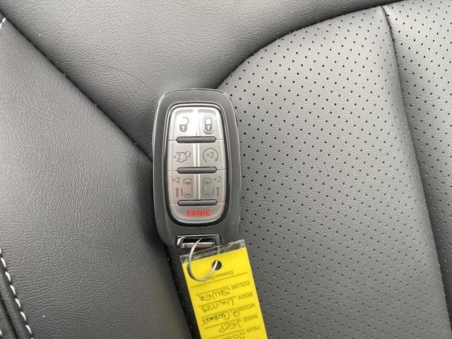 Photo of 2025 Diamond Black Chrysler Pacifica Hybrid