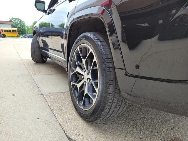 Photo of 2023 Diamond Black Jeep Grand Cherokee
