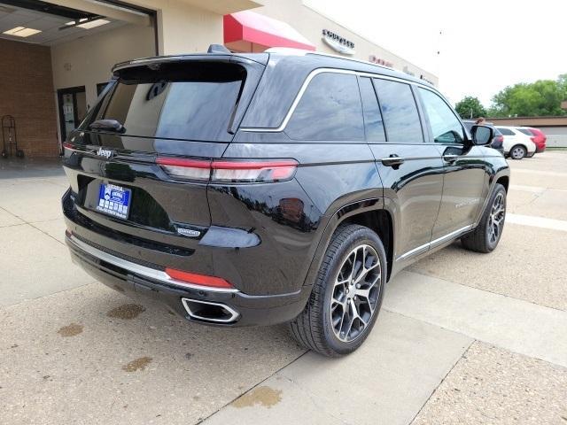 Photo of 2023 Diamond Black Jeep Grand Cherokee