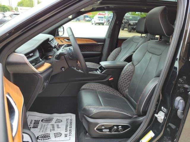 Photo of 2023 Diamond Black Jeep Grand Cherokee