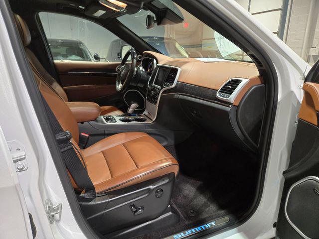 Photo of 2018 Ivory 3-Coat Jeep Grand Cherokee