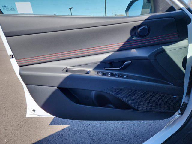 Photo of 2025 Atlas White Hyundai ELANTRA