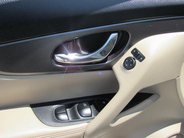 Photo of 2016 Pearl White Nissan Rogue