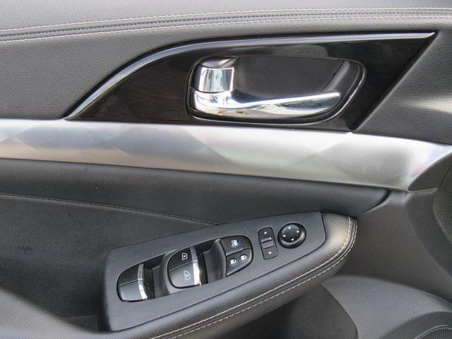 Photo of 2023 Pearl White Tricoat Nissan Maxima