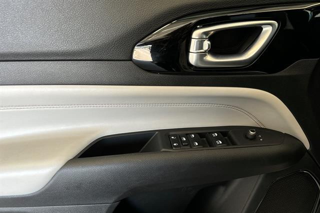 Photo of 2023 Bright White Clearcoat Jeep Compass
