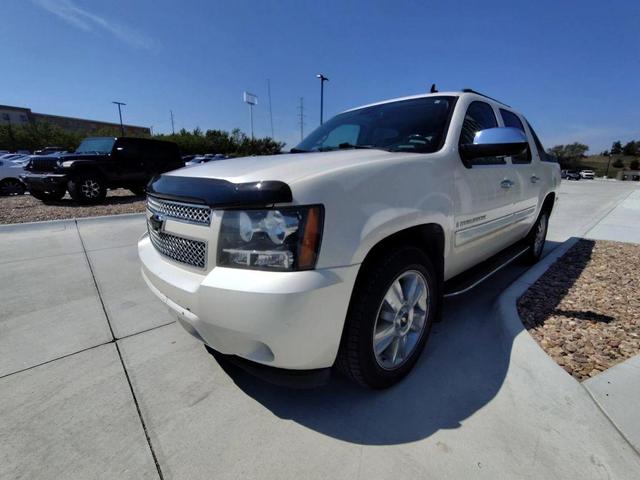 Photo of 2008 White Chevrolet Avalanche