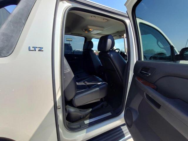 Photo of 2008 White Chevrolet Avalanche