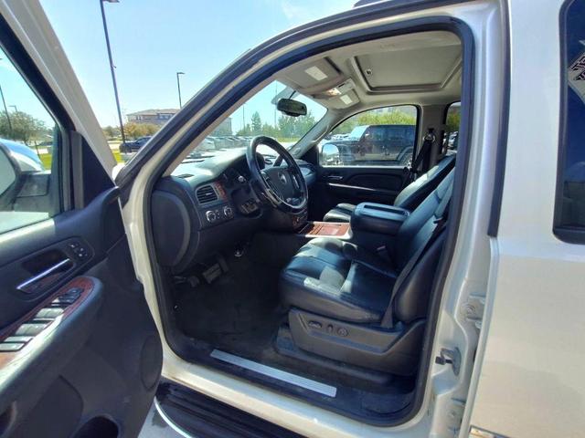 Photo of 2008 White Chevrolet Avalanche